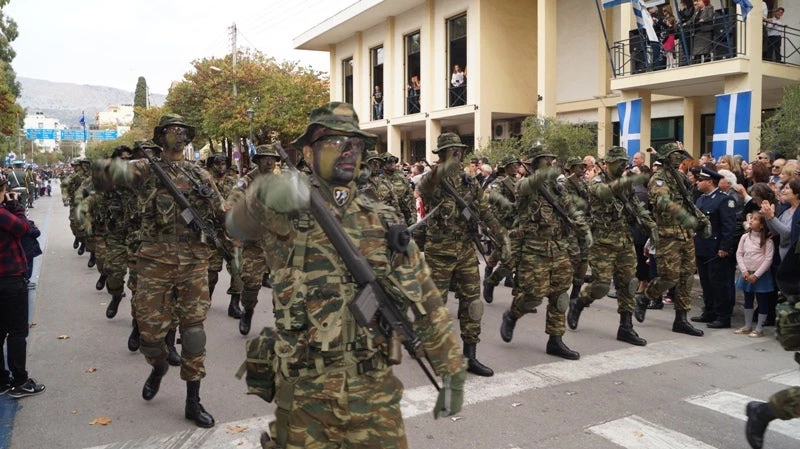 Πρωτοφανές: Απαγορεύουν στους Εθνοφύλακες να παρελάσουν με την Ελληνική Σημαία στη στολή